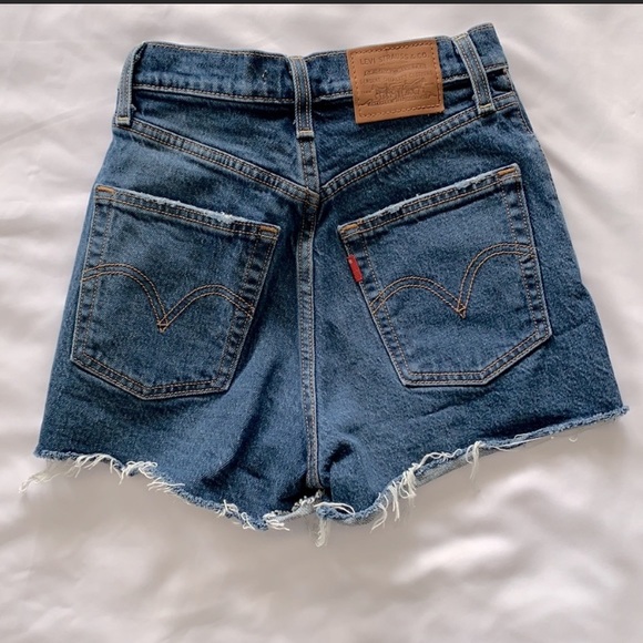 Levi’s Ribcage Shorts - Picture 3 of 3